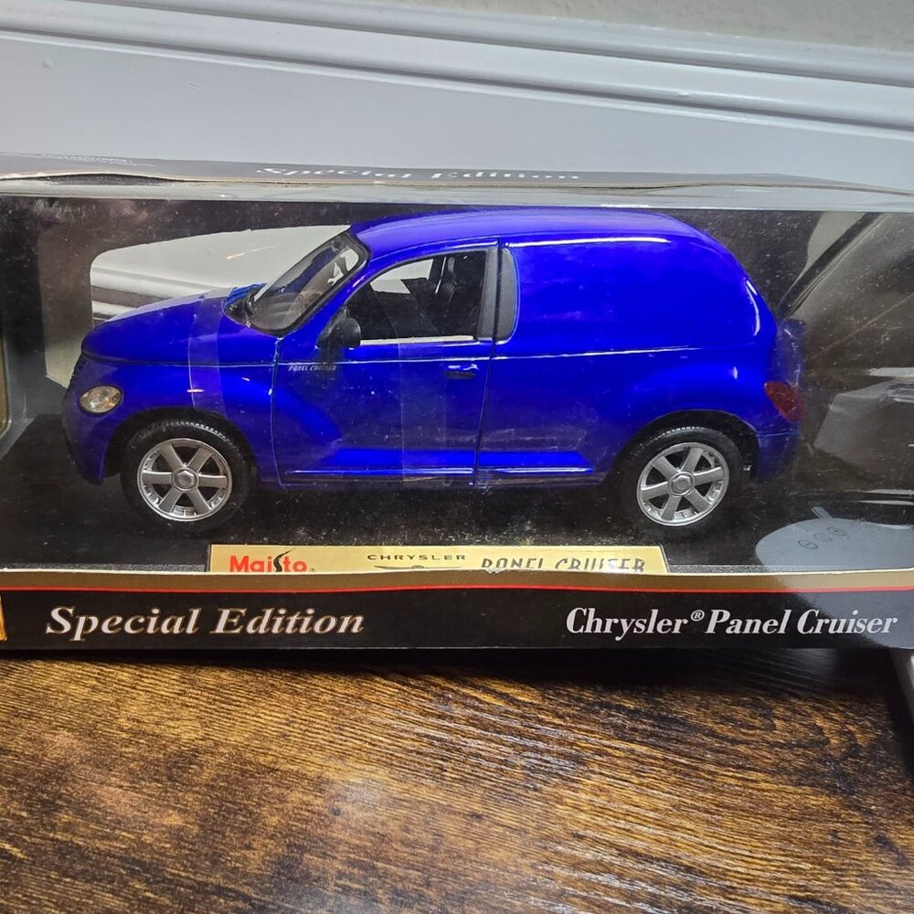 Maisto Chrystler Panel Cruiser Special Edition 1:18 Blue New